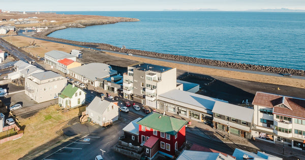 Greyline 28 ft HF vertical antenna standing on the Icelandic shore at TF1CB, North Atlantic water behind it